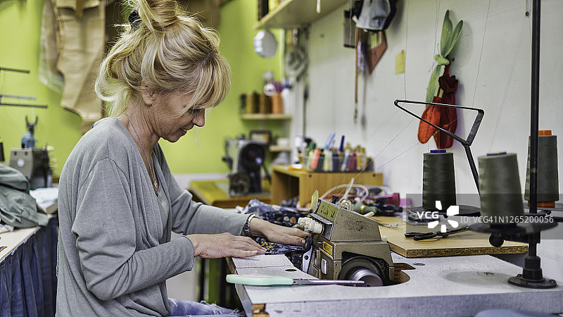 工作中的女装裁缝师图片素材