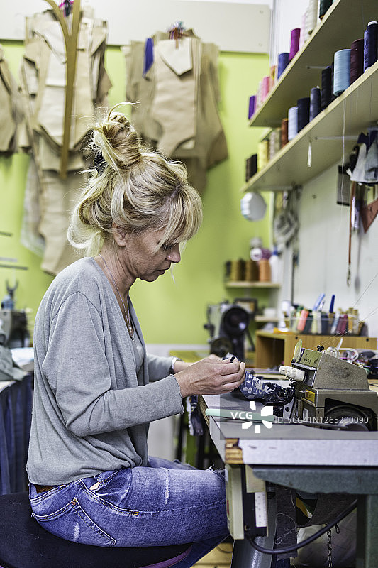 工作中的女装裁缝师图片素材
