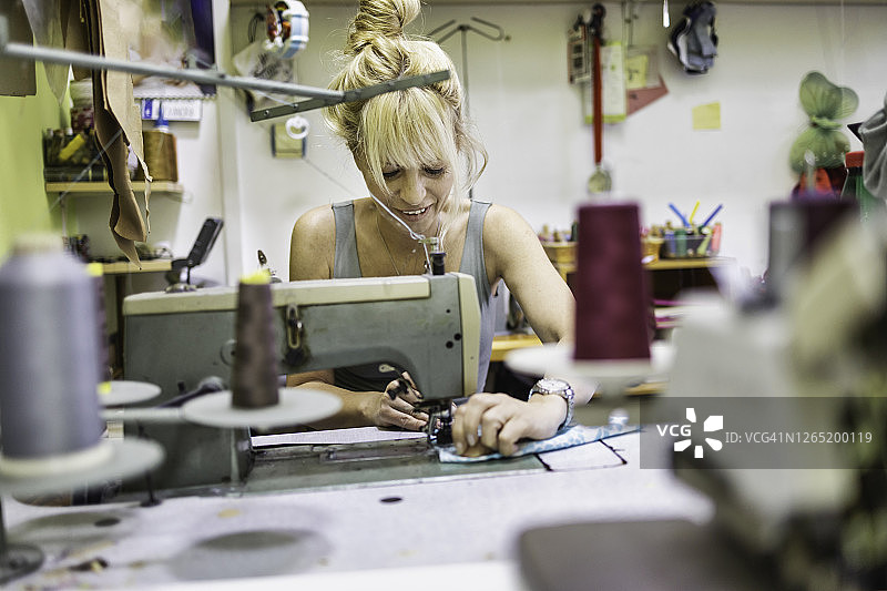 工作中的女装裁缝师图片素材