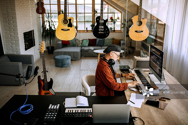 年长的音乐家演奏合成器图片素材
