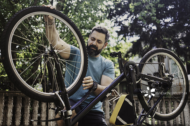 男人DIY修理自行车图片素材