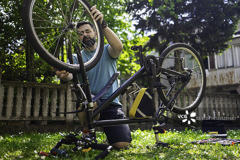 男人DIY修理自行车图片素材