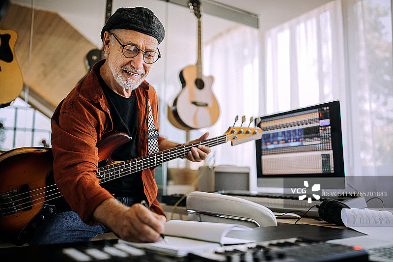 老年音乐家在乐谱上写作图片素材