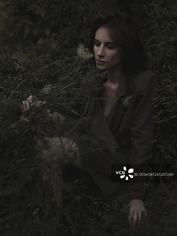 女性植物学研究员检查植物图片素材