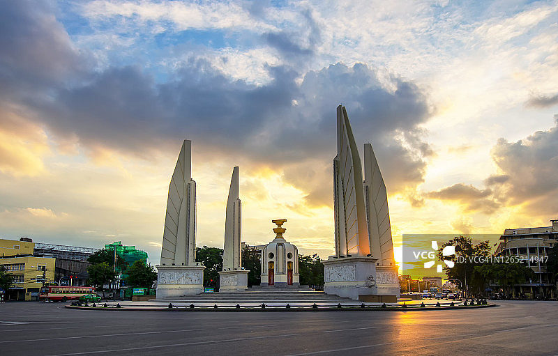 泰国曼谷民主纪念碑日出景观图片素材