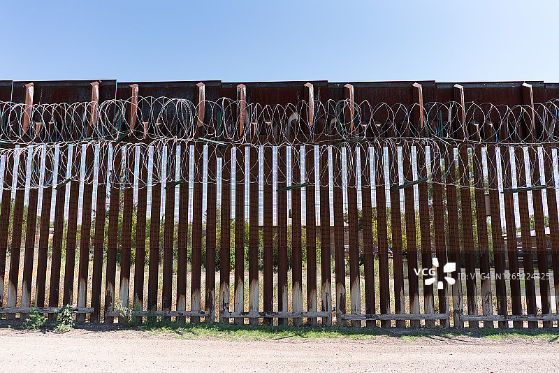 美国亚利桑那州道格拉斯的美墨边境墙图片素材