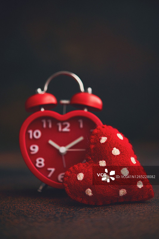 带有爱心的红色心形闹钟：爱的时间图片素材