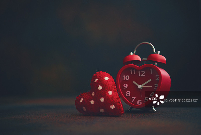 带有爱心的红色心形闹钟：爱的时间图片素材