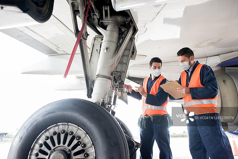 在机场工作的地勤人员佩戴口罩图片素材
