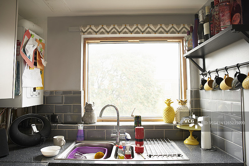 水槽里的餐具图片素材