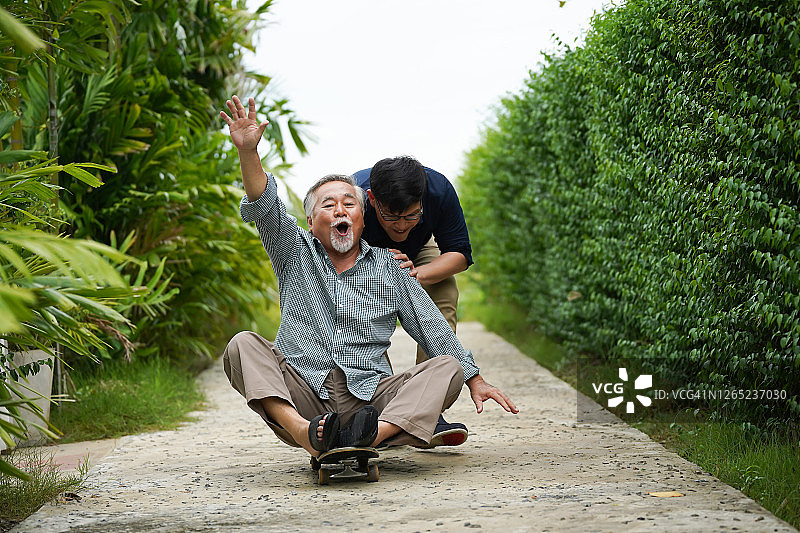 父亲与孩子：父子在花园里玩耍图片素材