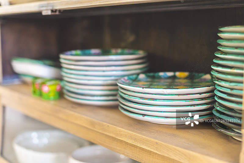 装满干净餐具的橱柜图片素材