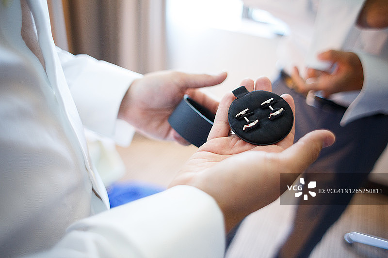 新郎准备婚礼袖扣图片素材