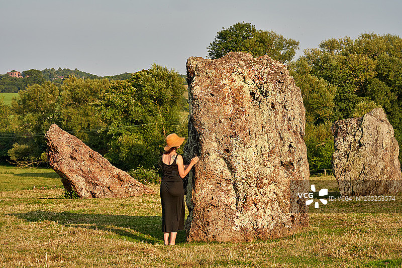 女人在英国萨默塞特郡斯坦顿德鲁探索巨石阵图片素材