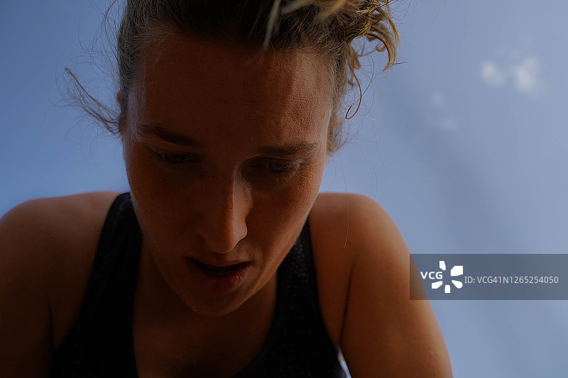 正在练习越野跑的白人妇女图片素材