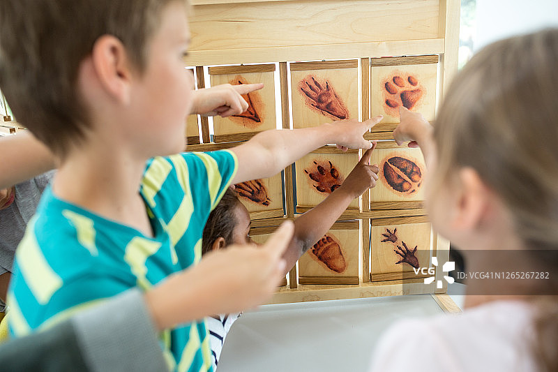 多民族的孩子在学校或夏令营。图片素材