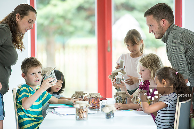 多民族的孩子在学校或夏令营。图片素材