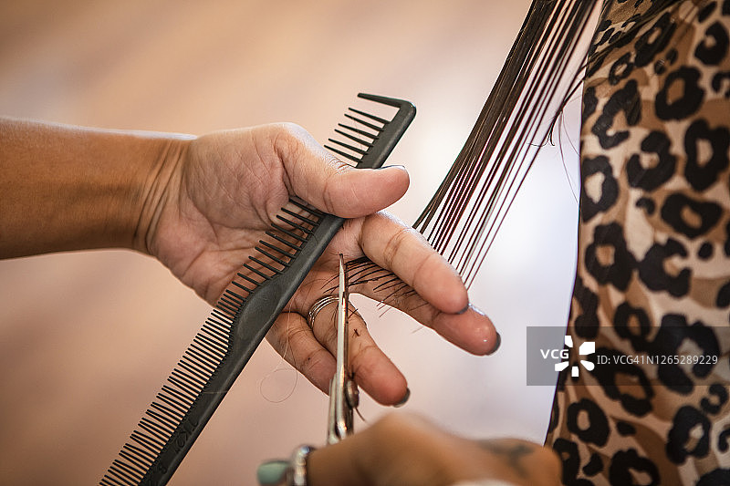 理发师剪长发的手部特写图片素材