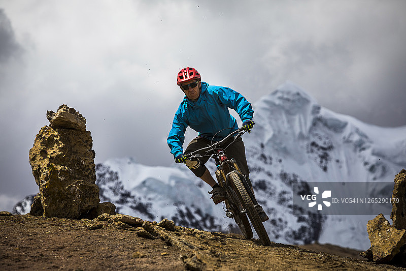 山地自行车手的冒险之旅图片素材