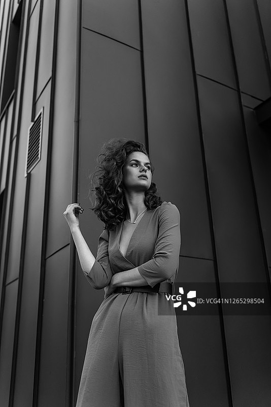 卷发美女模特的肖像图片素材