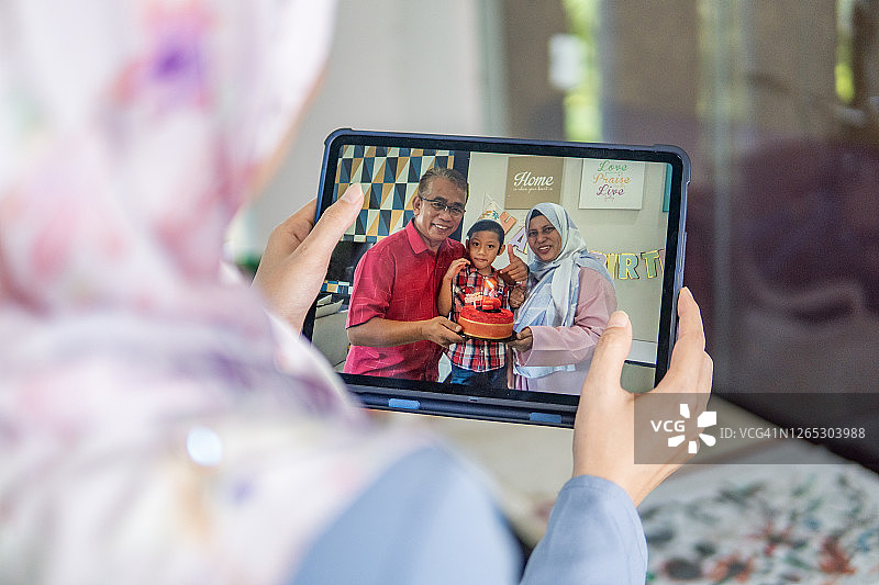 家庭使用设备进行视频通话图片素材