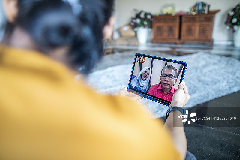 家庭使用设备进行视频通话图片素材