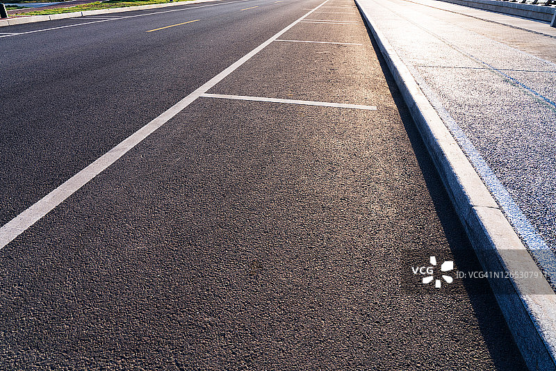 沥青路边的停车位图片素材