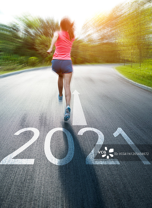 年轻的亚洲女性在公园里慢跑，地上有2021数字图片素材