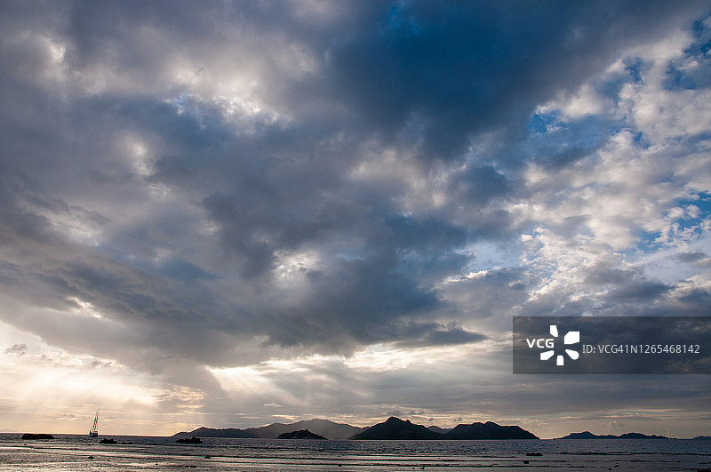 日落时分，印度洋上帆船与壮丽的云彩和阳光图片素材