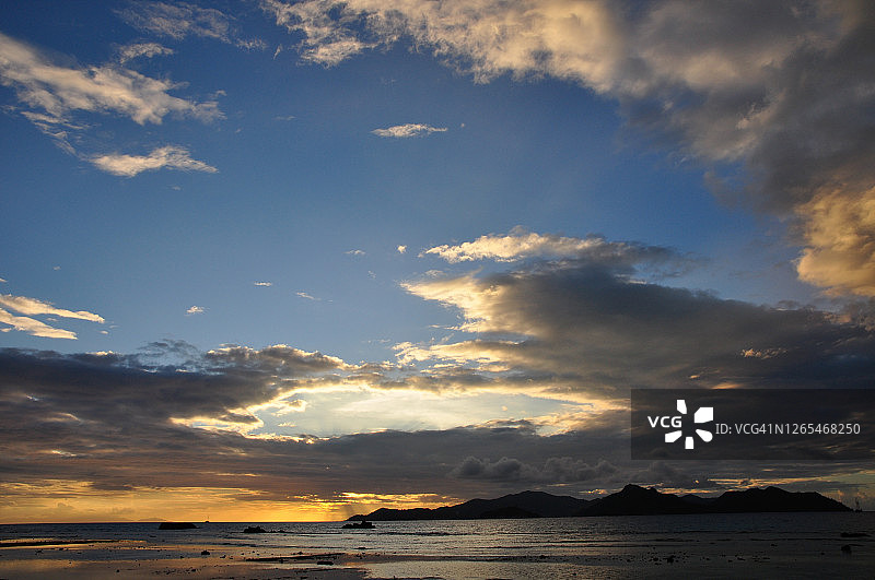 日落时分，印度洋上帆船与壮丽的云彩和阳光图片素材