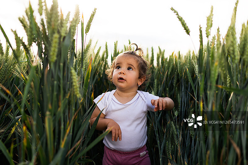 享受自然的美丽女婴肖像图片素材