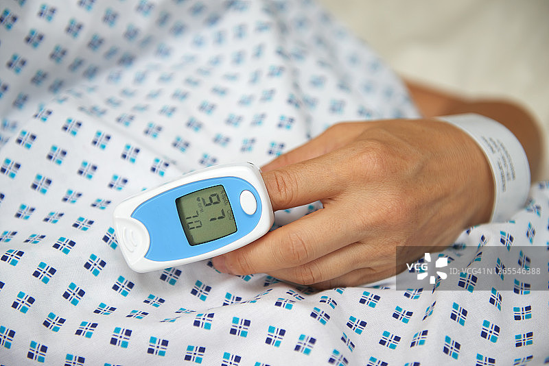 病人指尖上的数码脉搏血氧仪图片素材