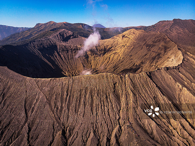 腾格尔塞梅鲁国家公园布罗莫火山 crater 冒出的烟雾图片素材