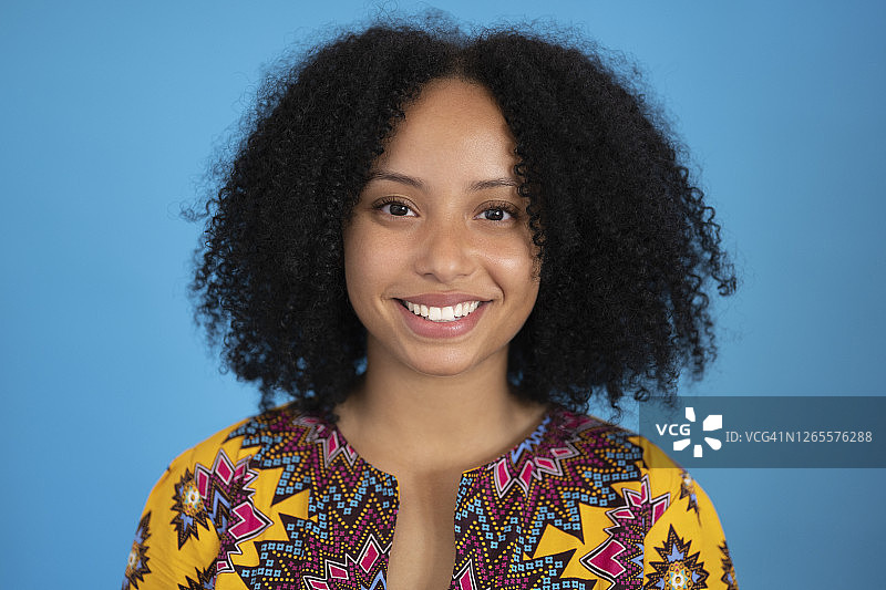 快乐的年轻黑人女子头像和肩膀特写图片素材