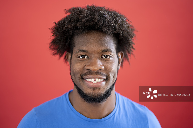年轻黑人男子微笑看向镜头的演播室头像照图片素材