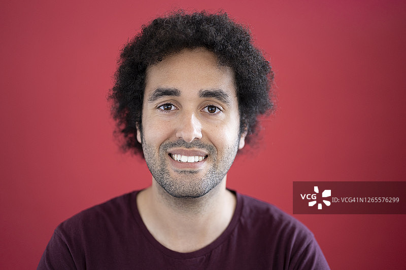 穿着休闲装的28岁混血男士头部照图片素材