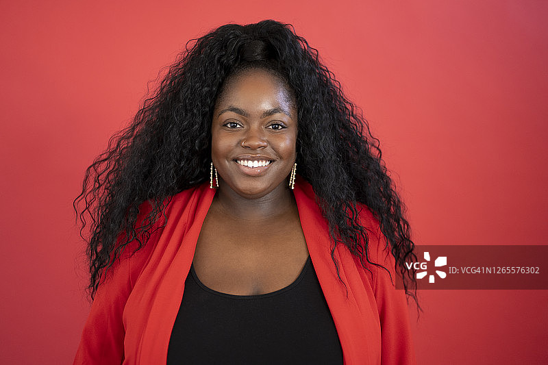 开朗的26岁黑人女性穿着商务装的肖像图片素材