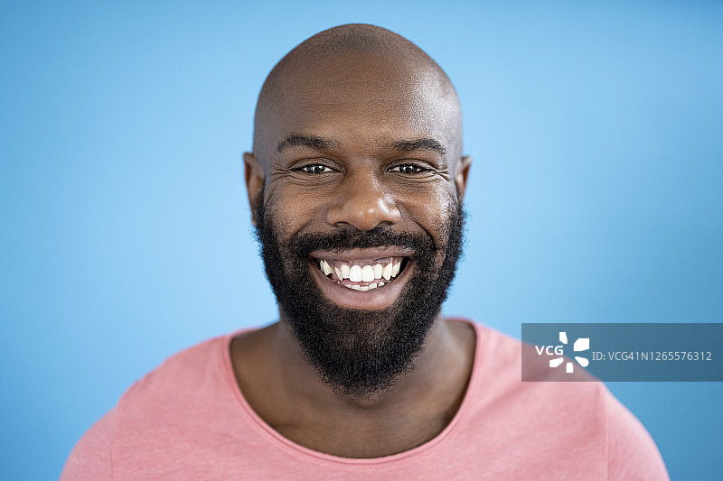 35岁留着胡子的黑人男子对着镜头微笑的肖像图片素材