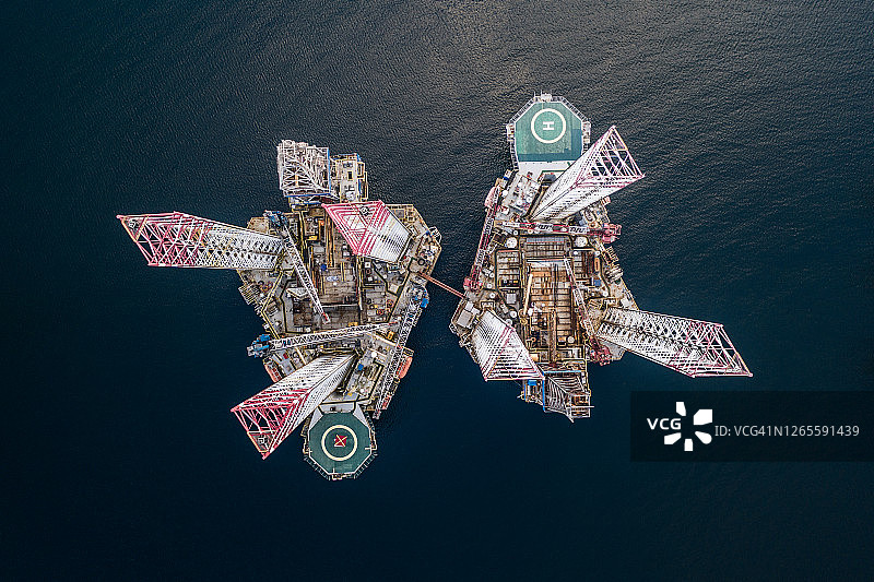 苏格兰克罗默蒂湾的石油钻井平台航拍图片素材