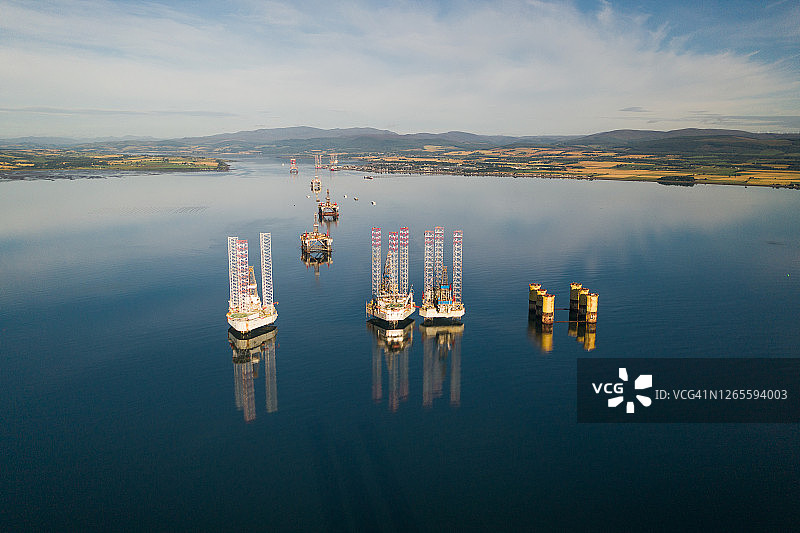 苏格兰克罗默蒂湾平静水域的石油平台航拍图片素材