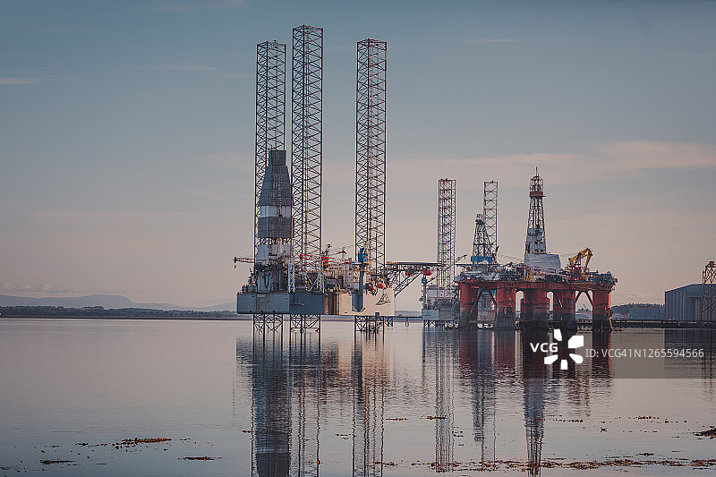 靠近克罗默蒂湾岸边废弃石油钻井平台的早晨景色，苏格兰，英国图片素材