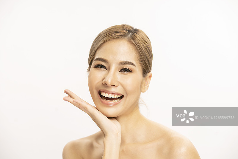 亚洲女孩用注射器丰唇的美容面部美学特写图片素材