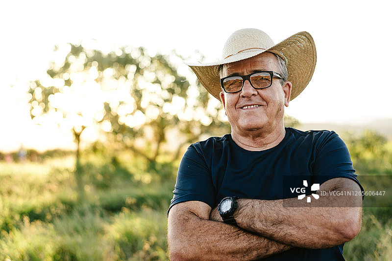 微笑的老年农夫肖像图片素材