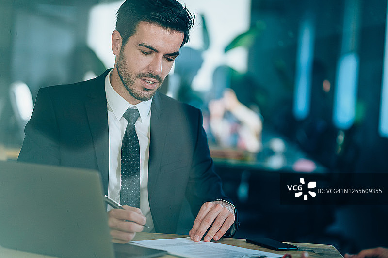 商人在签字前检查协议图片素材