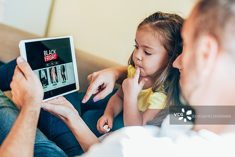 一家人在黑色星期五购物图片素材