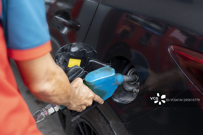特写：在加油站给汽车加油图片素材