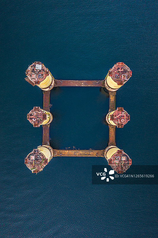 苏格兰克罗马蒂湾废弃的离岸石油平台结构的无人机拍摄图片素材