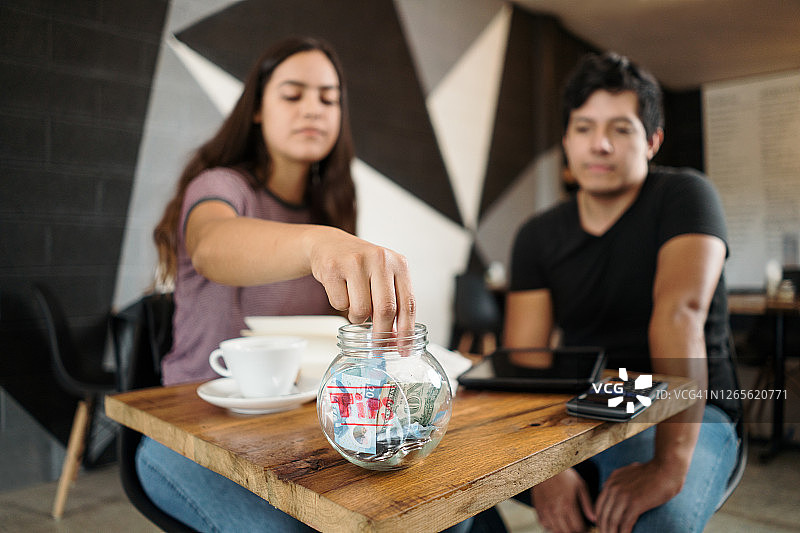服务员查看工作后的小费罐图片素材