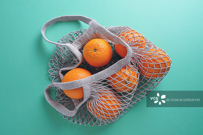 可重复使用购物袋中的新鲜多汁橙子图片素材
