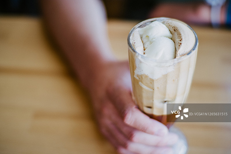 桌上玻璃杯中的冰咖啡特写图片素材